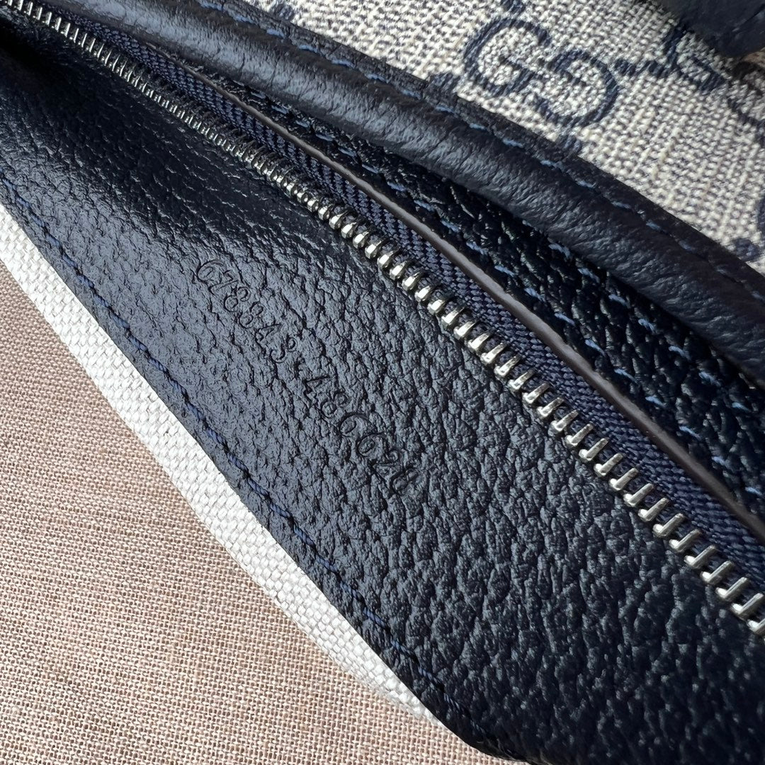尺寸:28×19×4.5cm（651020898） Gucci海外通路資源特供❗️在《古馳愛的進行曲》全新時裝系列中，GG Supreme 帆布推出了經典雋永的藍色和米色組合，傳承材質的歷史淵源。的帆布材質被長久地運用於多個系列當中，已成為品牌的標誌性材質。這款小號ackie 1961肩背包採用經典米色和藍色GG Supremel 帆布，藍色皮革滾邊，復古銀色金屬配件， 這款手袋附贈額外藍紅織帶式肩帶，可透過搭扣固定在手袋上