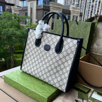 尺寸:31×26.5×14cm（071090898） Gucci海外通路資源特供托特包❗️在《古馳愛的進行曲》全新時裝系列中，品牌推出了藍色和米色的GG Supreme 帆布組合，經典雋永，傳承品牌經典材質的歷史淵源。對於環境的影響較低的帆布材質被長久地運用於多個系列當中，已成為品牌的標誌性材質。這款小號互扣式雙G托特包採用經典配色環保材質，以藍色皮革滾邊，可手提肩背，長肩帶可拆卸可調節