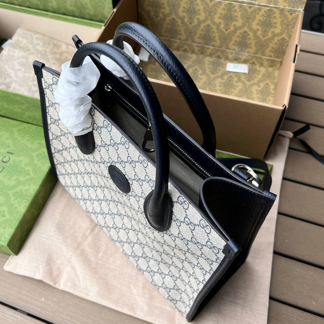 尺寸:31×26.5×14cm（071090898） Gucci海外通路資源特供托特包❗️在《古馳愛的進行曲》全新時裝系列中，品牌推出了藍色和米色的GG Supreme 帆布組合，經典雋永，傳承品牌經典材質的歷史淵源。對於環境的影響較低的帆布材質被長久地運用於多個系列當中，已成為品牌的標誌性材質。這款小號互扣式雙G托特包採用經典配色環保材質，以藍色皮革滾邊，可手提肩背，長肩帶可拆卸可調節