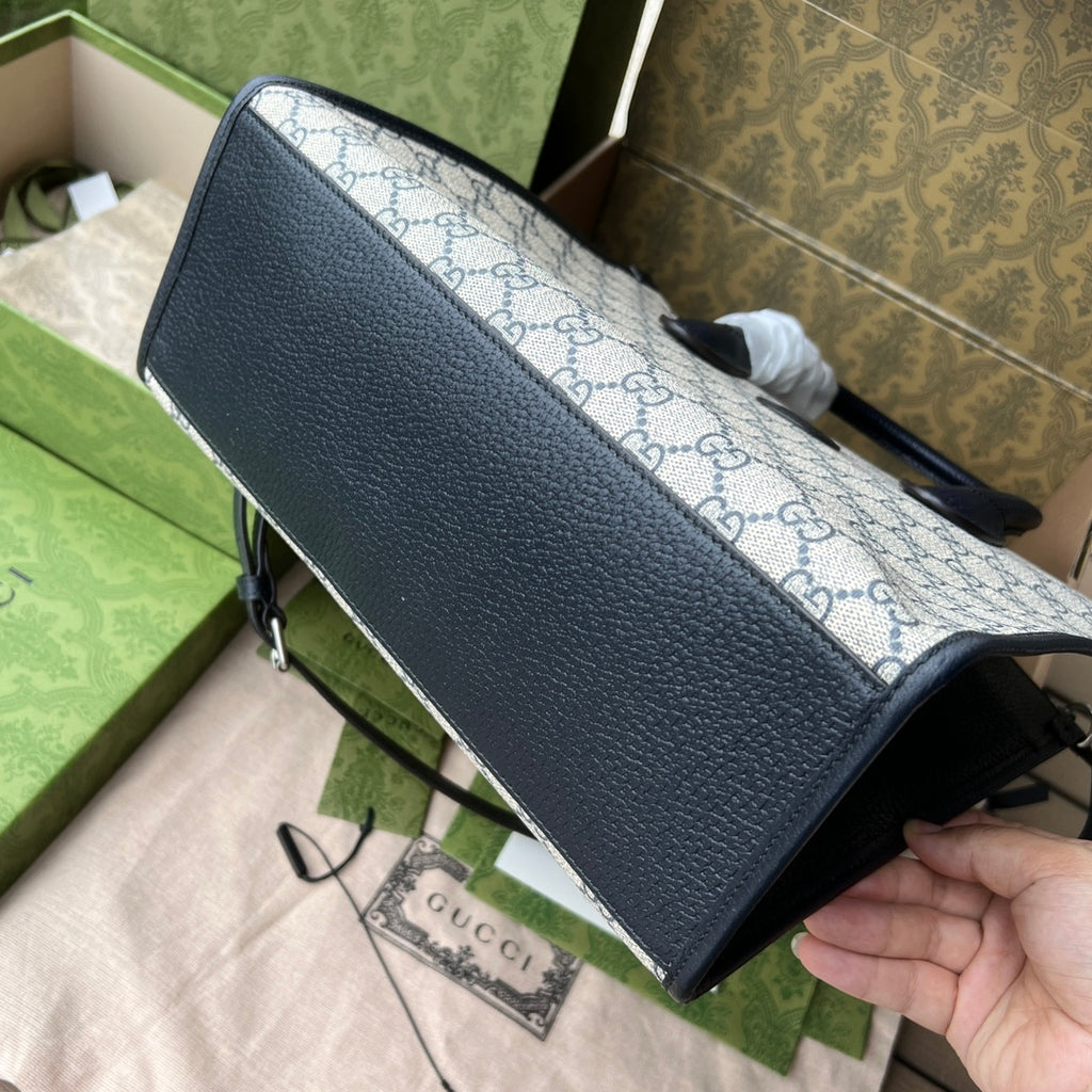 尺寸:31×26.5×14cm（071090898） Gucci海外通路資源特供托特包❗️在《古馳愛的進行曲》全新時裝系列中，品牌推出了藍色和米色的GG Supreme 帆布組合，經典雋永，傳承品牌經典材質的歷史淵源。對於環境的影響較低的帆布材質被長久地運用於多個系列當中，已成為品牌的標誌性材質。這款小號互扣式雙G托特包採用經典配色環保材質，以藍色皮革滾邊，可手提肩背，長肩帶可拆卸可調節