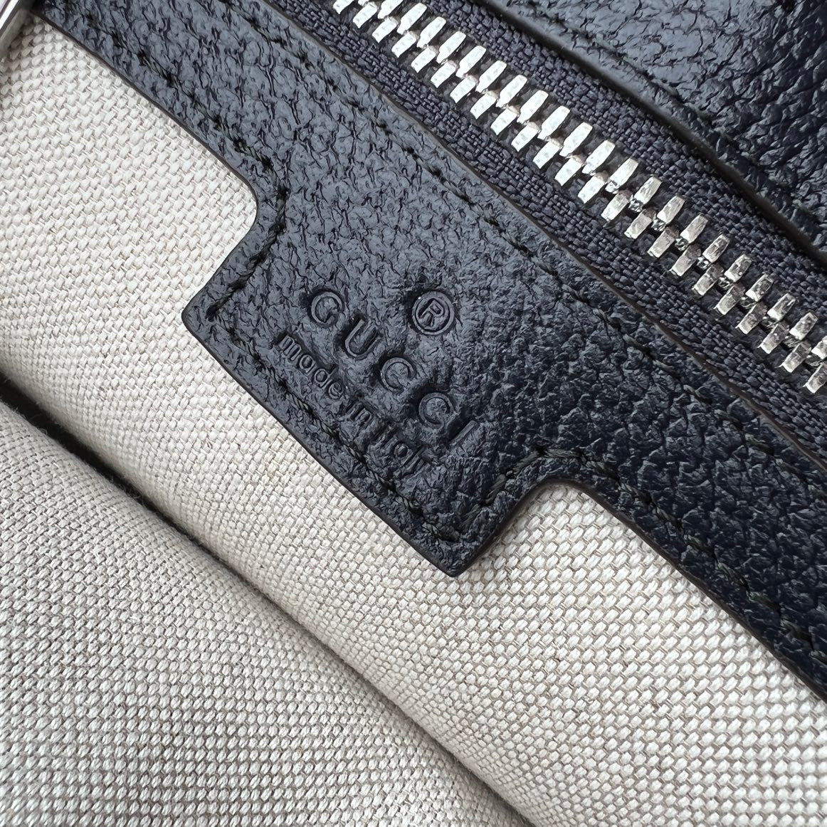 尺寸:31×26.5×14cm（071090898） Gucci海外通路資源特供托特包❗️在《古馳愛的進行曲》全新時裝系列中，品牌推出了藍色和米色的GG Supreme 帆布組合，經典雋永，傳承品牌經典材質的歷史淵源。對於環境的影響較低的帆布材質被長久地運用於多個系列當中，已成為品牌的標誌性材質。這款小號互扣式雙G托特包採用經典配色環保材質，以藍色皮革滾邊，可手提肩背，長肩帶可拆卸可調節