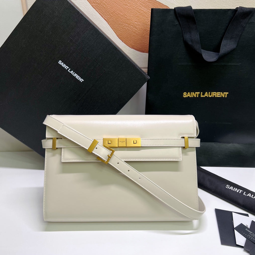 #YSL Manhattan# 2020 最新包型翻蓋曼哈頓法國棍包；一改以往經典的logo；取而代之低調簡約的設計風格； 很有復古的味道；商務➕休閒兩結合；總結起來就是百搭！ 可手拿，可單肩（高個子不適合斜挎