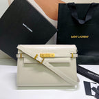 #YSL Manhattan# 2020 最新包型翻蓋曼哈頓法國棍包；一改以往經典的logo；取而代之低調簡約的設計風格； 很有復古的味道；商務➕休閒兩結合；總結起來就是百搭！ 可手拿，可單肩（高個子不適合斜挎