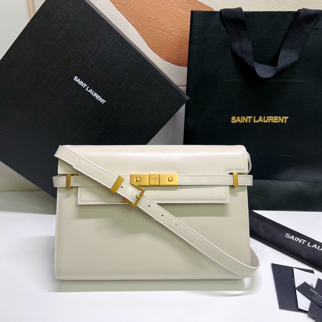 #YSL Manhattan# 2020 最新包型翻蓋曼哈頓法國棍包；一改以往經典的logo；取而代之低調簡約的設計風格； 很有復古的味道；商務➕休閒兩結合；總結起來就是百搭！ 可手拿，可單肩（高個子不適合斜挎