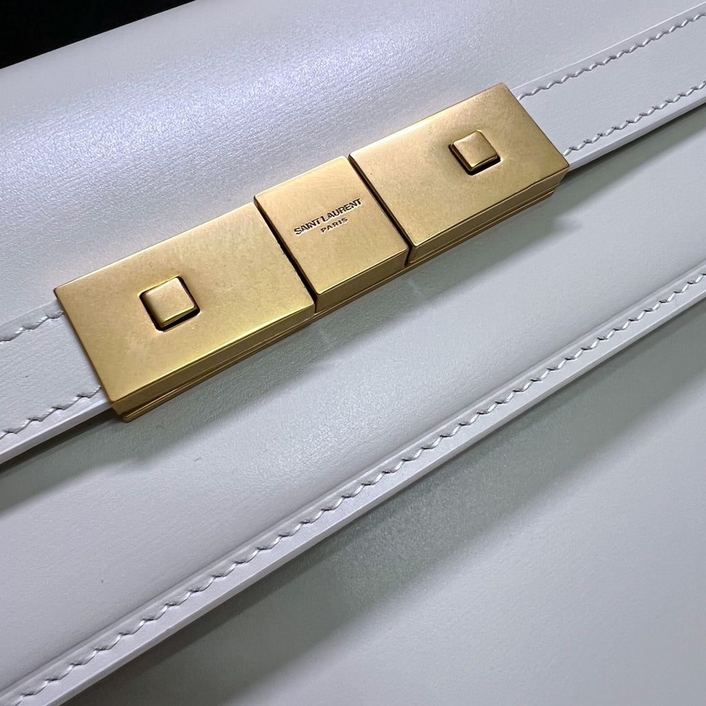 #YSL Manhattan# 2020 最新包型翻蓋曼哈頓法國棍包；一改以往經典的logo；取而代之低調簡約的設計風格； 很有復古的味道；商務➕休閒兩結合；總結起來就是百搭！ 可手拿，可單肩（高個子不適合斜挎
