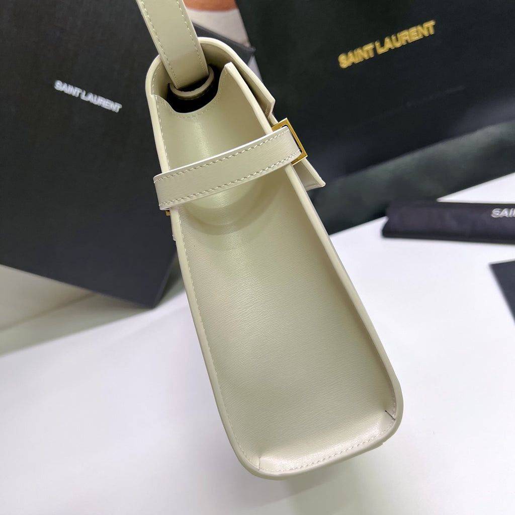 #YSL Manhattan# 2020 最新包型翻蓋曼哈頓法國棍包；一改以往經典的logo；取而代之低調簡約的設計風格； 很有復古的味道；商務➕休閒兩結合；總結起來就是百搭！ 可手拿，可單肩（高個子不適合斜挎