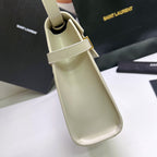 #YSL Manhattan# 2020 最新包型翻蓋曼哈頓法國棍包；一改以往經典的logo；取而代之低調簡約的設計風格； 很有復古的味道；商務➕休閒兩結合；總結起來就是百搭！ 可手拿，可單肩（高個子不適合斜挎