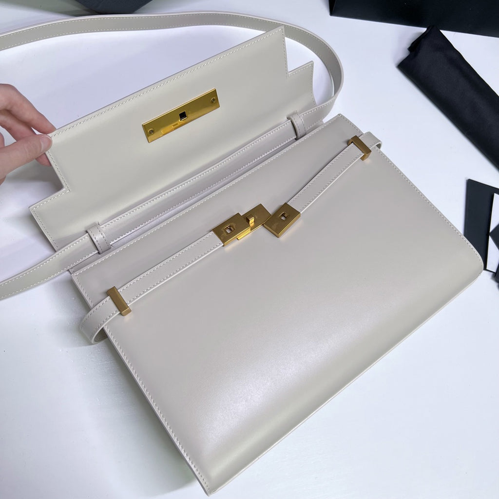 #YSL Manhattan# 2020 最新包型翻蓋曼哈頓法國棍包；一改以往經典的logo；取而代之低調簡約的設計風格； 很有復古的味道；商務➕休閒兩結合；總結起來就是百搭！ 可手拿，可單肩（高個子不適合斜挎