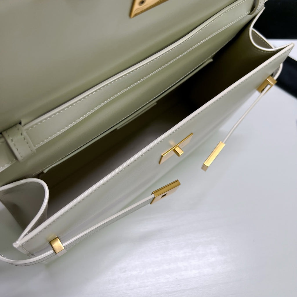#YSL Manhattan# 2020 最新包型翻蓋曼哈頓法國棍包；一改以往經典的logo；取而代之低調簡約的設計風格； 很有復古的味道；商務➕休閒兩結合；總結起來就是百搭！ 可手拿，可單肩（高個子不適合斜挎
