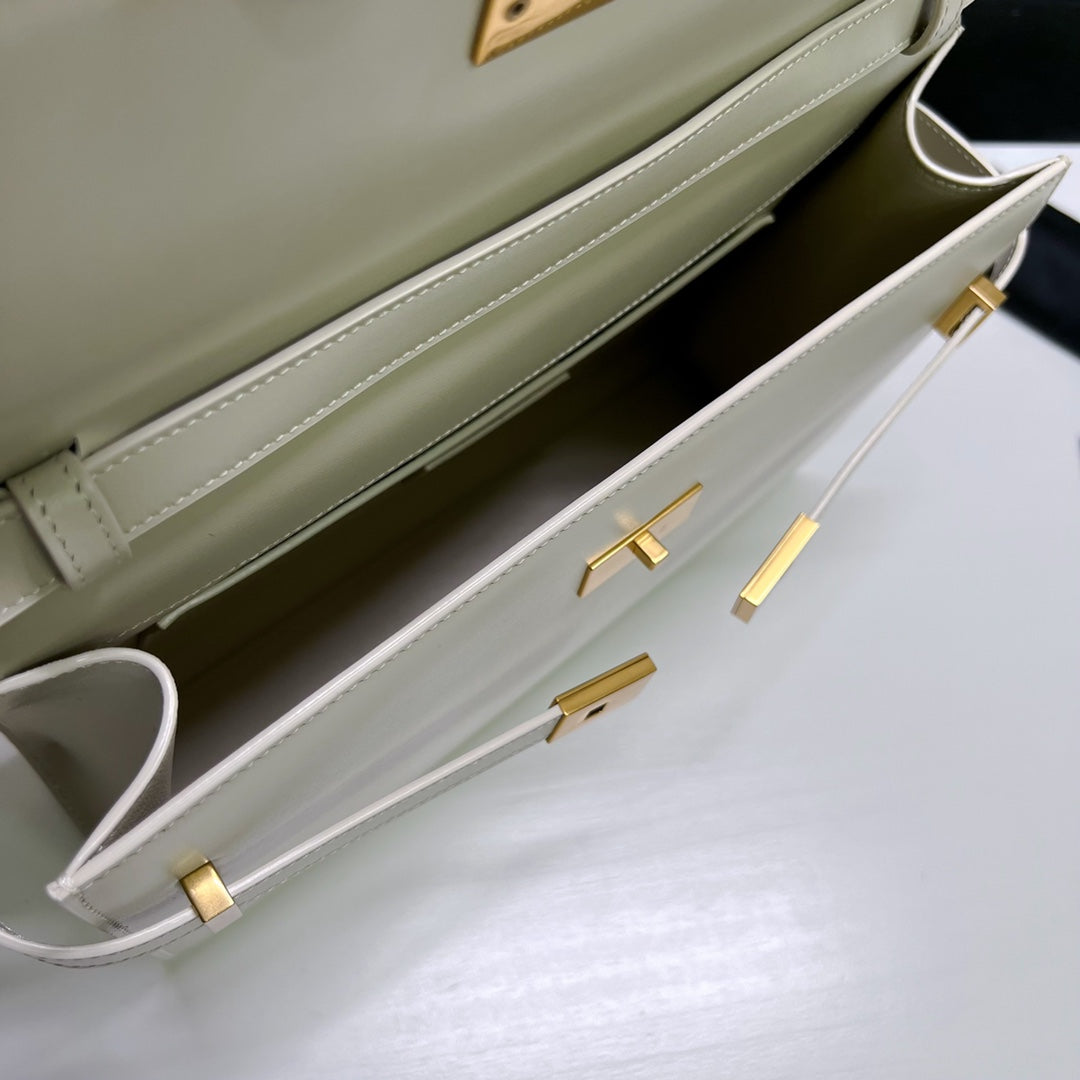 #YSL Manhattan# 2020 最新包型翻蓋曼哈頓法國棍包；一改以往經典的logo；取而代之低調簡約的設計風格； 很有復古的味道；商務➕休閒兩結合；總結起來就是百搭！ 可手拿，可單肩（高個子不適合斜挎