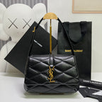 炸街款#15688 YSL LE 57腋下包這款包型個人預言爆款的，看往年品牌的產品熱度都是居高的，這次腋下這款設計倒不是一眼奪人眼球的包品，可看多幾眼卻是很勾人心弦；整個包型百人心弦。是這個夏天入手的不二選擇了。 尺寸：24 ✖️18 ✖️5.5cm 型號：698567