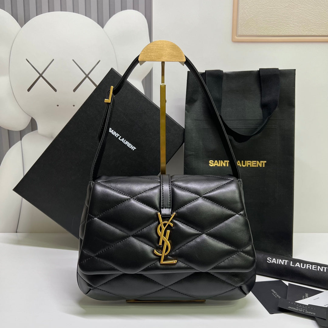 炸街款#15688 YSL LE 57腋下包這款包型個人預言爆款的，看往年品牌的產品熱度都是居高的，這次腋下這款設計倒不是一眼奪人眼球的包品，可看多幾眼卻是很勾人心弦；整個包型百人心弦。是這個夏天入手的不二選擇了。 尺寸：24 ✖️18 ✖️5.5cm 型號：698567