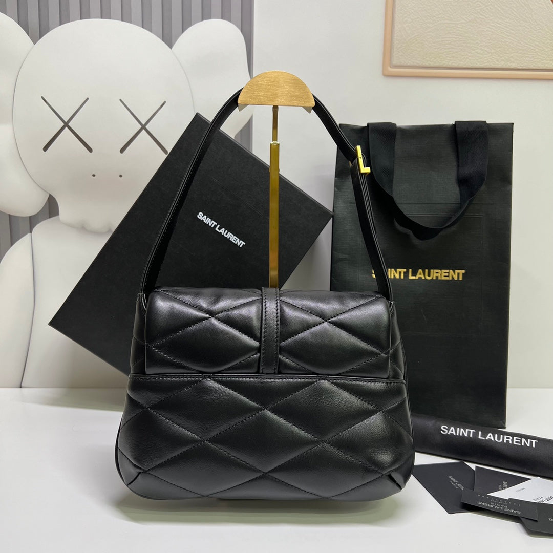 炸街款#15688 YSL LE 57腋下包這款包型個人預言爆款的，看往年品牌的產品熱度都是居高的，這次腋下這款設計倒不是一眼奪人眼球的包品，可看多幾眼卻是很勾人心弦；整個包型百人心弦。是這個夏天入手的不二選擇了。 尺寸：24 ✖️18 ✖️5.5cm 型號：698567