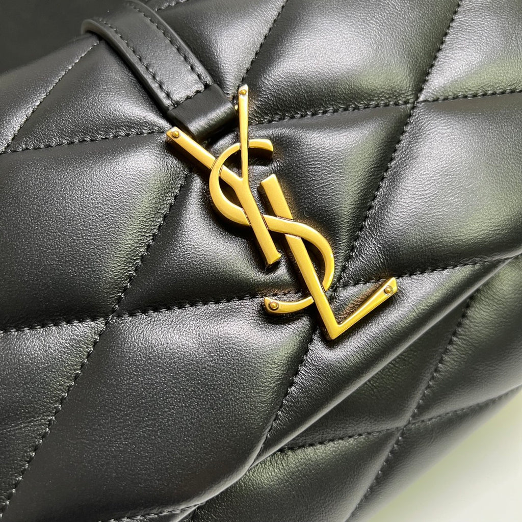炸街款#15688 YSL LE 57腋下包這款包型個人預言爆款的，看往年品牌的產品熱度都是居高的，這次腋下這款設計倒不是一眼奪人眼球的包品，可看多幾眼卻是很勾人心弦；整個包型百人心弦。是這個夏天入手的不二選擇了。 尺寸：24 ✖️18 ✖️5.5cm 型號：698567
