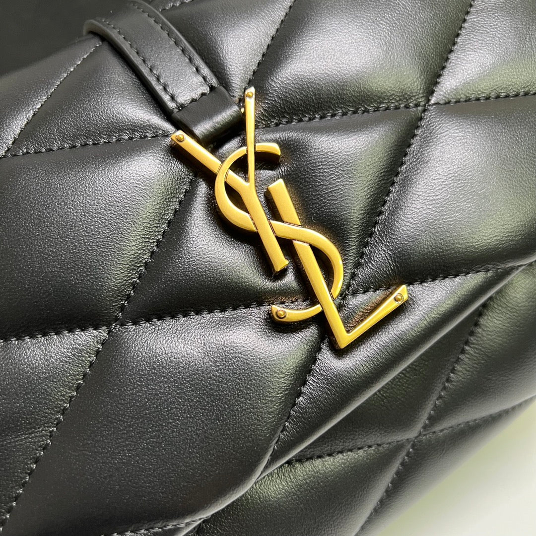 炸街款#15688 YSL LE 57腋下包這款包型個人預言爆款的，看往年品牌的產品熱度都是居高的，這次腋下這款設計倒不是一眼奪人眼球的包品，可看多幾眼卻是很勾人心弦；整個包型百人心弦。是這個夏天入手的不二選擇了。 尺寸：24 ✖️18 ✖️5.5cm 型號：698567