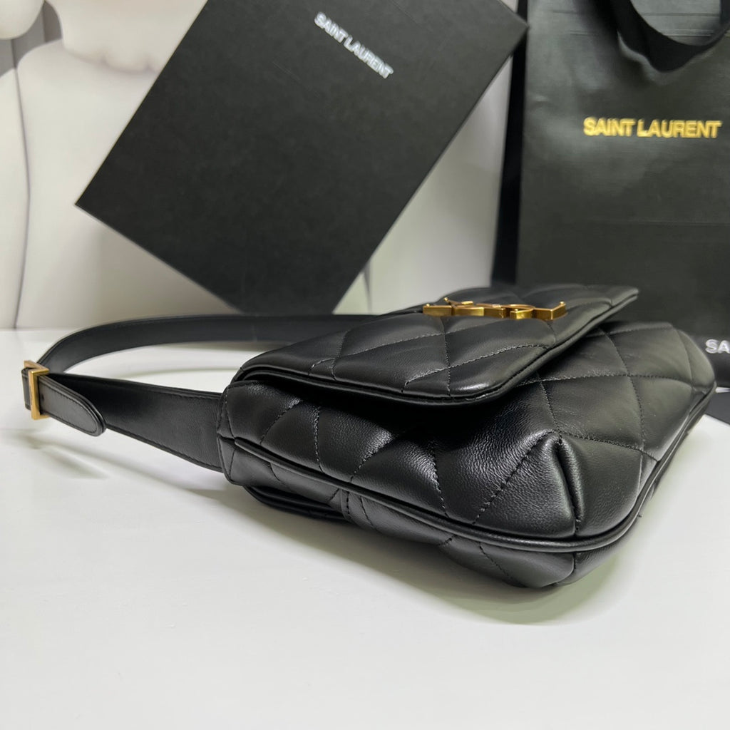 炸街款#15688 YSL LE 57腋下包這款包型個人預言爆款的，看往年品牌的產品熱度都是居高的，這次腋下這款設計倒不是一眼奪人眼球的包品，可看多幾眼卻是很勾人心弦；整個包型百人心弦。是這個夏天入手的不二選擇了。 尺寸：24 ✖️18 ✖️5.5cm 型號：698567