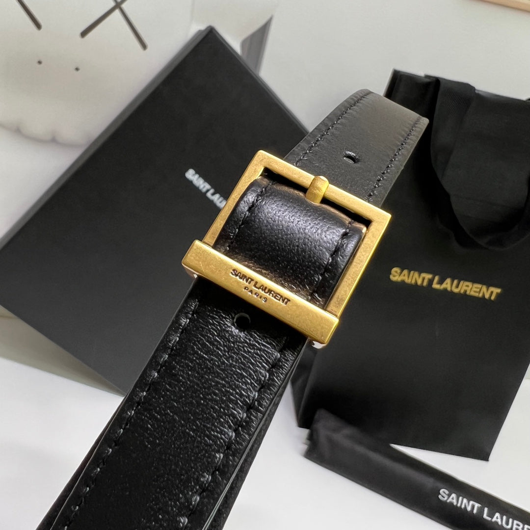 炸街款#15688 YSL LE 57腋下包這款包型個人預言爆款的，看往年品牌的產品熱度都是居高的，這次腋下這款設計倒不是一眼奪人眼球的包品，可看多幾眼卻是很勾人心弦；整個包型百人心弦。是這個夏天入手的不二選擇了。 尺寸：24 ✖️18 ✖️5.5cm 型號：698567