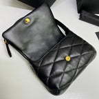 炸街款#15688 YSL LE 57腋下包這款包型個人預言爆款的，看往年品牌的產品熱度都是居高的，這次腋下這款設計倒不是一眼奪人眼球的包品，可看多幾眼卻是很勾人心弦；整個包型百人心弦。是這個夏天入手的不二選擇了。 尺寸：24 ✖️18 ✖️5.5cm 型號：698567