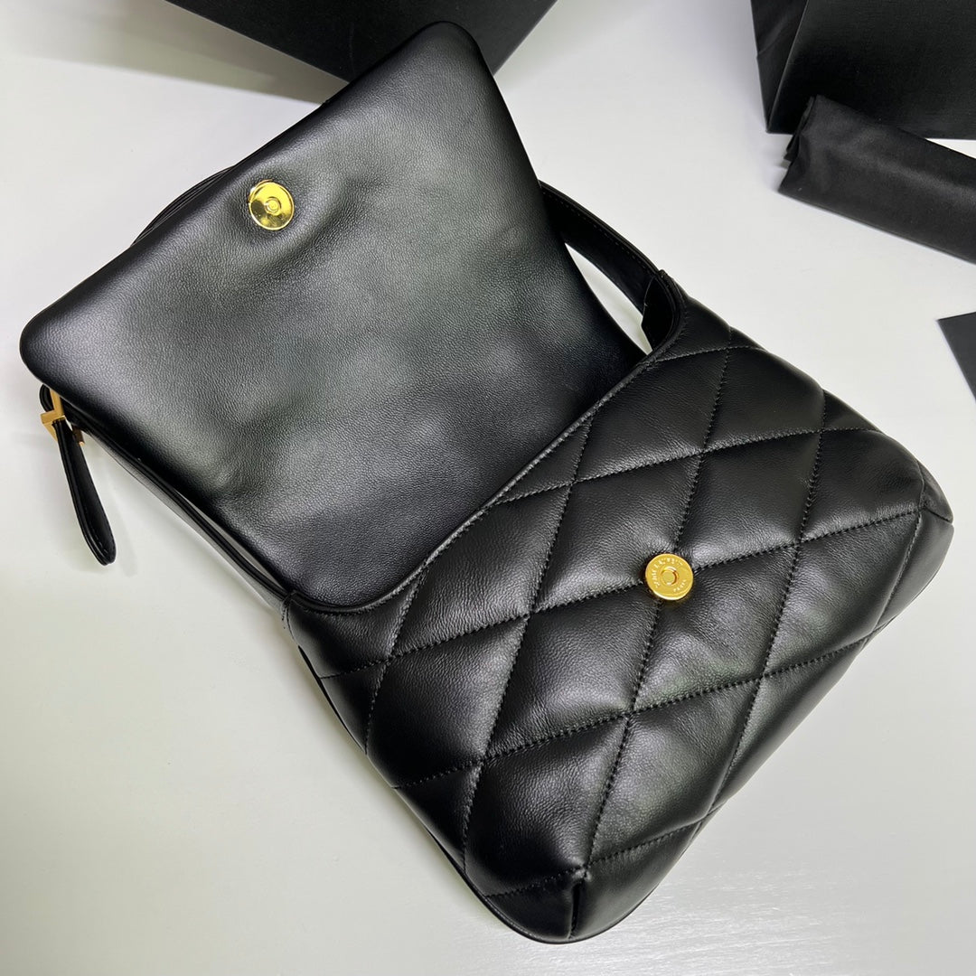 炸街款#15688 YSL LE 57腋下包這款包型個人預言爆款的，看往年品牌的產品熱度都是居高的，這次腋下這款設計倒不是一眼奪人眼球的包品，可看多幾眼卻是很勾人心弦；整個包型百人心弦。是這個夏天入手的不二選擇了。 尺寸：24 ✖️18 ✖️5.5cm 型號：698567