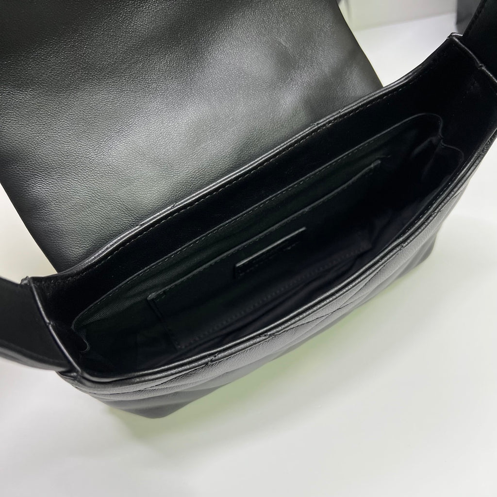 炸街款#15688 YSL LE 57腋下包這款包型個人預言爆款的，看往年品牌的產品熱度都是居高的，這次腋下這款設計倒不是一眼奪人眼球的包品，可看多幾眼卻是很勾人心弦；整個包型百人心弦。是這個夏天入手的不二選擇了。 尺寸：24 ✖️18 ✖️5.5cm 型號：698567