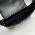 炸街款#15688 YSL LE 57腋下包這款包型個人預言爆款的，看往年品牌的產品熱度都是居高的，這次腋下這款設計倒不是一眼奪人眼球的包品，可看多幾眼卻是很勾人心弦；整個包型百人心弦。是這個夏天入手的不二選擇了。 尺寸：24 ✖️18 ✖️5.5cm 型號：698567