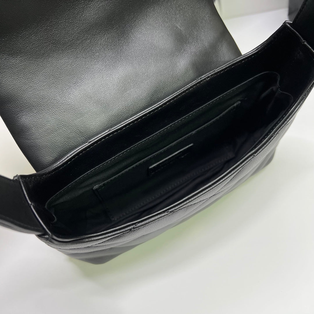 炸街款#15688 YSL LE 57腋下包這款包型個人預言爆款的，看往年品牌的產品熱度都是居高的，這次腋下這款設計倒不是一眼奪人眼球的包品，可看多幾眼卻是很勾人心弦；整個包型百人心弦。是這個夏天入手的不二選擇了。 尺寸：24 ✖️18 ✖️5.5cm 型號：698567