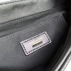 炸街款#15688 YSL LE 57腋下包這款包型個人預言爆款的，看往年品牌的產品熱度都是居高的，這次腋下這款設計倒不是一眼奪人眼球的包品，可看多幾眼卻是很勾人心弦；整個包型百人心弦。是這個夏天入手的不二選擇了。 尺寸：24 ✖️18 ✖️5.5cm 型號：698567