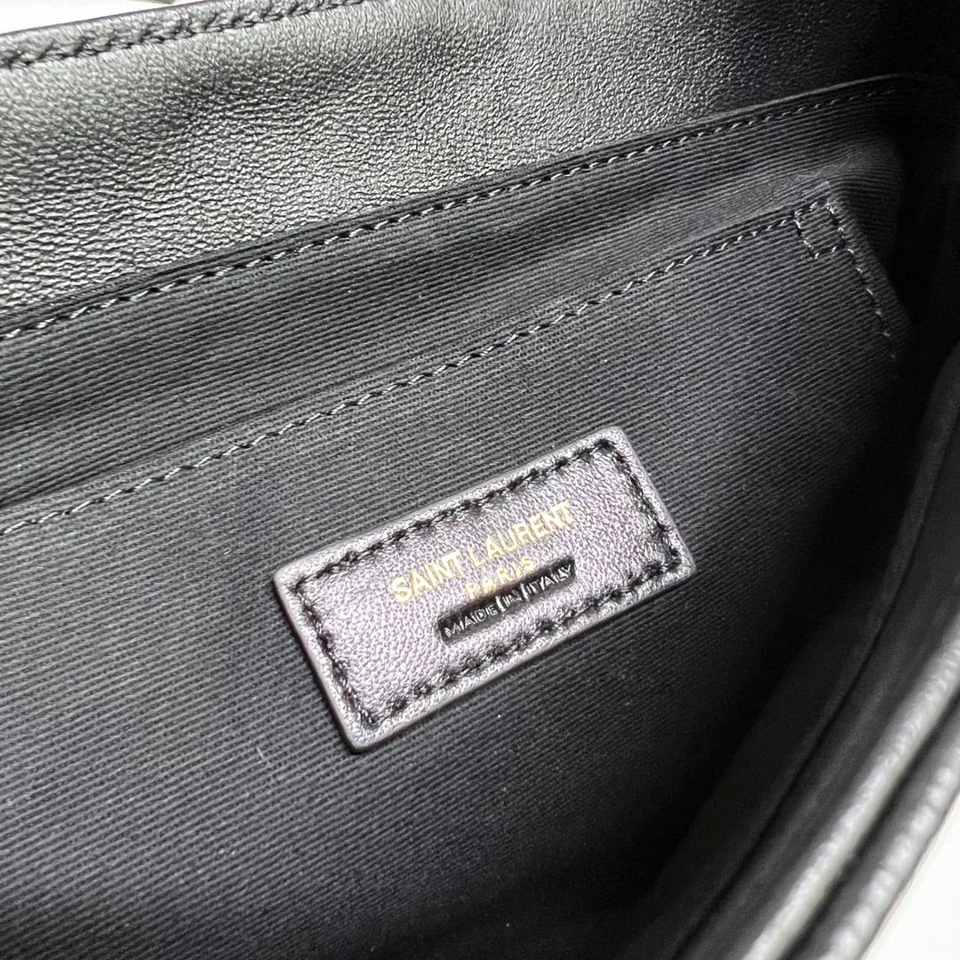 炸街款#15688 YSL LE 57腋下包這款包型個人預言爆款的，看往年品牌的產品熱度都是居高的，這次腋下這款設計倒不是一眼奪人眼球的包品，可看多幾眼卻是很勾人心弦；整個包型百人心弦。是這個夏天入手的不二選擇了。 尺寸：24 ✖️18 ✖️5.5cm 型號：698567