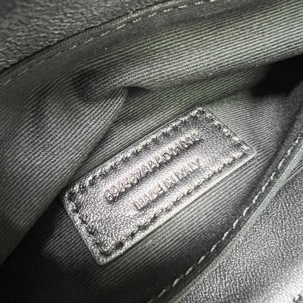 炸街款#15688 YSL LE 57腋下包這款包型個人預言爆款的，看往年品牌的產品熱度都是居高的，這次腋下這款設計倒不是一眼奪人眼球的包品，可看多幾眼卻是很勾人心弦；整個包型百人心弦。是這個夏天入手的不二選擇了。 尺寸：24 ✖️18 ✖️5.5cm 型號：698567