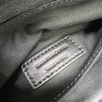 炸街款#15688 YSL LE 57腋下包這款包型個人預言爆款的，看往年品牌的產品熱度都是居高的，這次腋下這款設計倒不是一眼奪人眼球的包品，可看多幾眼卻是很勾人心弦；整個包型百人心弦。是這個夏天入手的不二選擇了。 尺寸：24 ✖️18 ✖️5.5cm 型號：698567