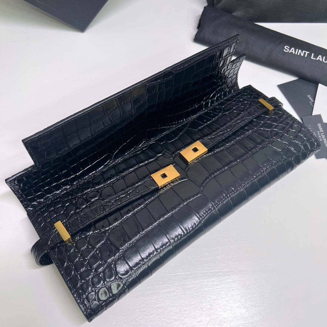 22新款MANHATTAN手拿包正面翻蓋，採用磁性夾式按扣開合設計，牛皮壓粗鱷紋皮革，美絕人寰的曼哈頓手拿斬男又斬女！ 經典線上必備單品手拿包# 款式：695949黑鱷尺寸：31×14×3