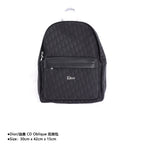 Dior/迪奧CD Oblique 雙肩包Size：30cm x 42cm x 15cm 官網在售，黑色Oblique印花，正面飾以橡膠「DIOR」標誌內部飾以「DIOR」壓花標誌，雙向拉鍊開合，可調節的襯墊尼龍肩帶，頂部皮革手柄，背部採用絎縫網眼織物加固，正面拉鍊口袋，內含防塵袋款式編號：A-56056056032