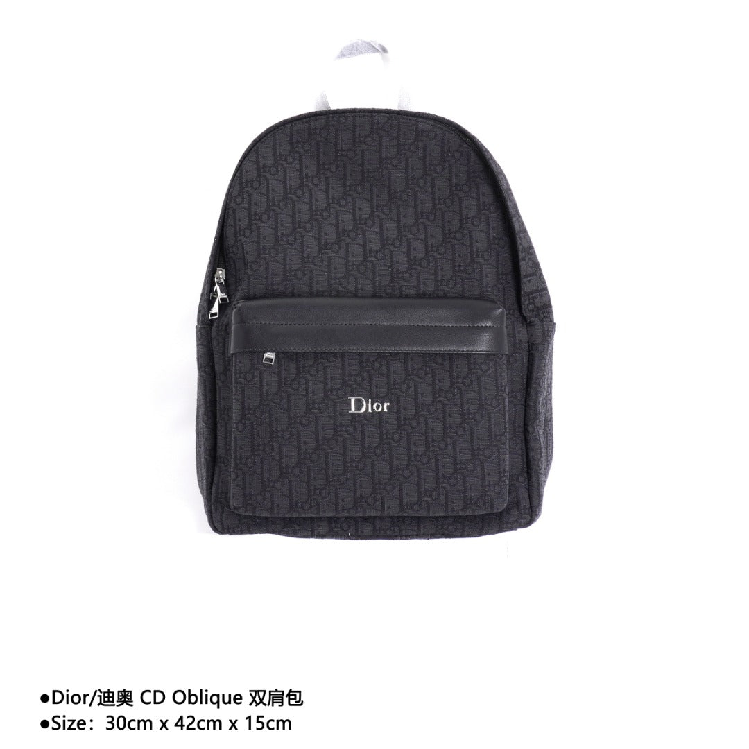 Dior/迪奧CD Oblique 雙肩包Size：30cm x 42cm x 15cm 官網在售，黑色Oblique印花，正面飾以橡膠「DIOR」標誌內部飾以「DIOR」壓花標誌，雙向拉鍊開合，可調節的襯墊尼龍肩帶，頂部皮革手柄，背部採用絎縫網眼織物加固，正面拉鍊口袋，內含防塵袋款式編號：A-56056056032