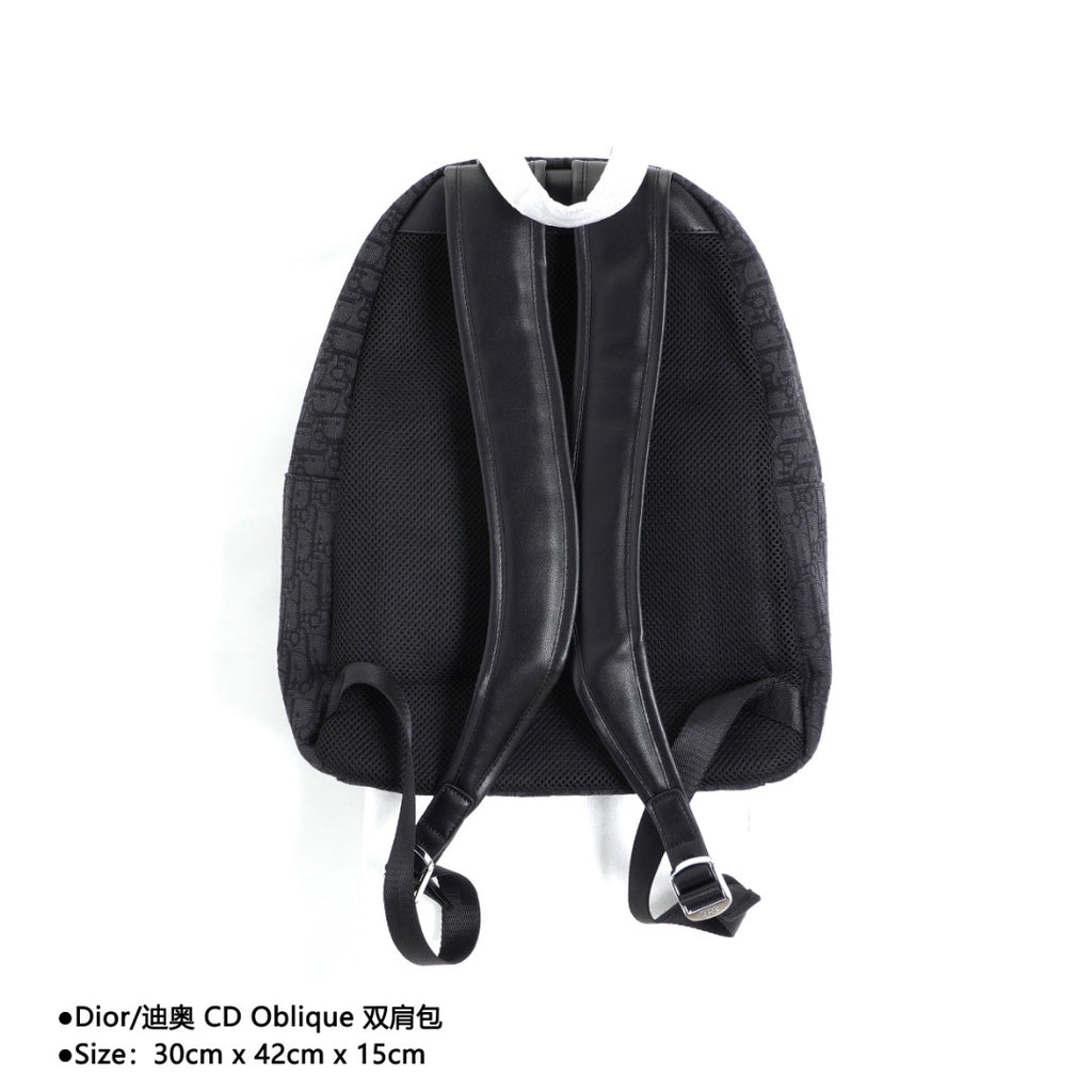 Dior/迪奧CD Oblique 雙肩包Size：30cm x 42cm x 15cm 官網在售，黑色Oblique印花，正面飾以橡膠「DIOR」標誌內部飾以「DIOR」壓花標誌，雙向拉鍊開合，可調節的襯墊尼龍肩帶，頂部皮革手柄，背部採用絎縫網眼織物加固，正面拉鍊口袋，內含防塵袋款式編號：A-56056056032