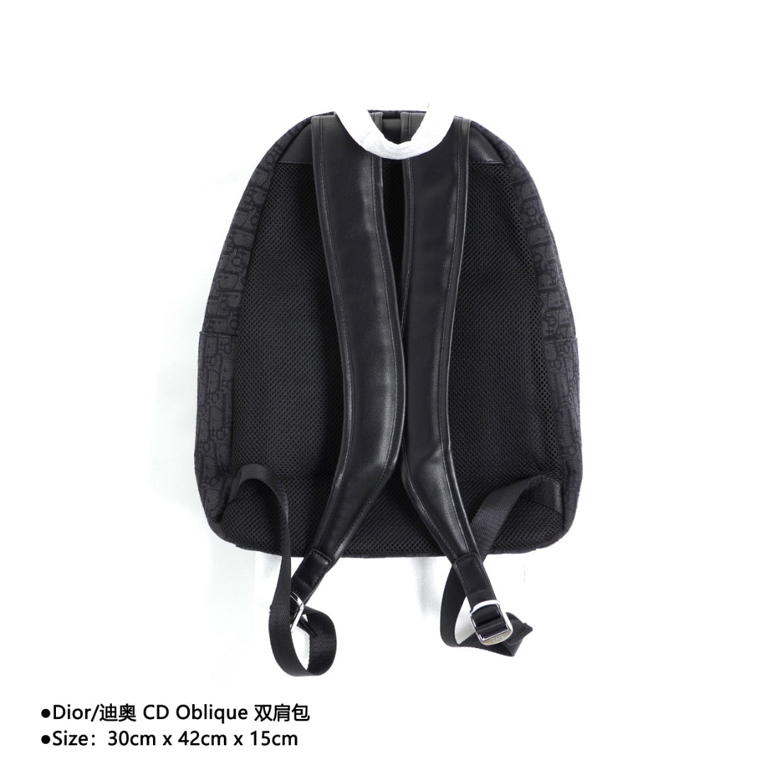 Dior/迪奧CD Oblique 雙肩包Size：30cm x 42cm x 15cm 官網在售，黑色Oblique印花，正面飾以橡膠「DIOR」標誌內部飾以「DIOR」壓花標誌，雙向拉鍊開合，可調節的襯墊尼龍肩帶，頂部皮革手柄，背部採用絎縫網眼織物加固，正面拉鍊口袋，內含防塵袋款式編號：A-56056056032