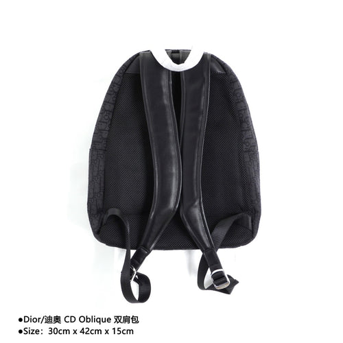 Dior/迪奧CD Oblique 雙肩包Size：30cm x 42cm x 15cm 官網在售，黑色Oblique印花，正面飾以橡膠「DIOR」標誌內部飾以「DIOR」壓花標誌，雙向拉鍊開合，可調節的襯墊尼龍肩帶，頂部皮革手柄，背部採用絎縫網眼織物加固，正面拉鍊口袋，內含防塵袋款式編號：A-56056056032