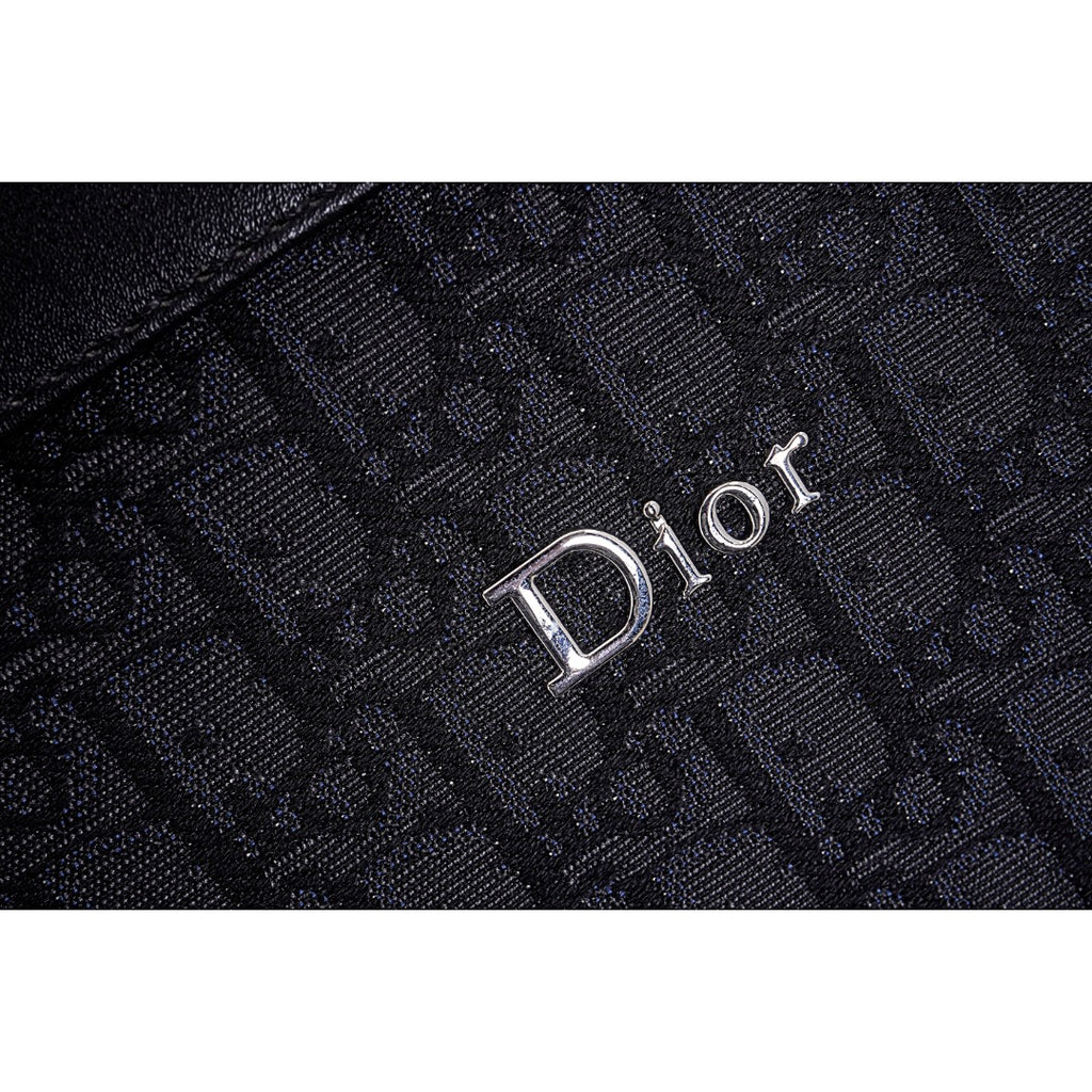 Dior/迪奧CD Oblique 雙肩包Size：30cm x 42cm x 15cm 官網在售，黑色Oblique印花，正面飾以橡膠「DIOR」標誌內部飾以「DIOR」壓花標誌，雙向拉鍊開合，可調節的襯墊尼龍肩帶，頂部皮革手柄，背部採用絎縫網眼織物加固，正面拉鍊口袋，內含防塵袋款式編號：A-56056056032
