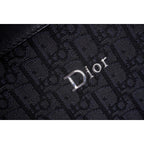 Dior/迪奧CD Oblique 雙肩包Size：30cm x 42cm x 15cm 官網在售，黑色Oblique印花，正面飾以橡膠「DIOR」標誌內部飾以「DIOR」壓花標誌，雙向拉鍊開合，可調節的襯墊尼龍肩帶，頂部皮革手柄，背部採用絎縫網眼織物加固，正面拉鍊口袋，內含防塵袋款式編號：A-56056056032