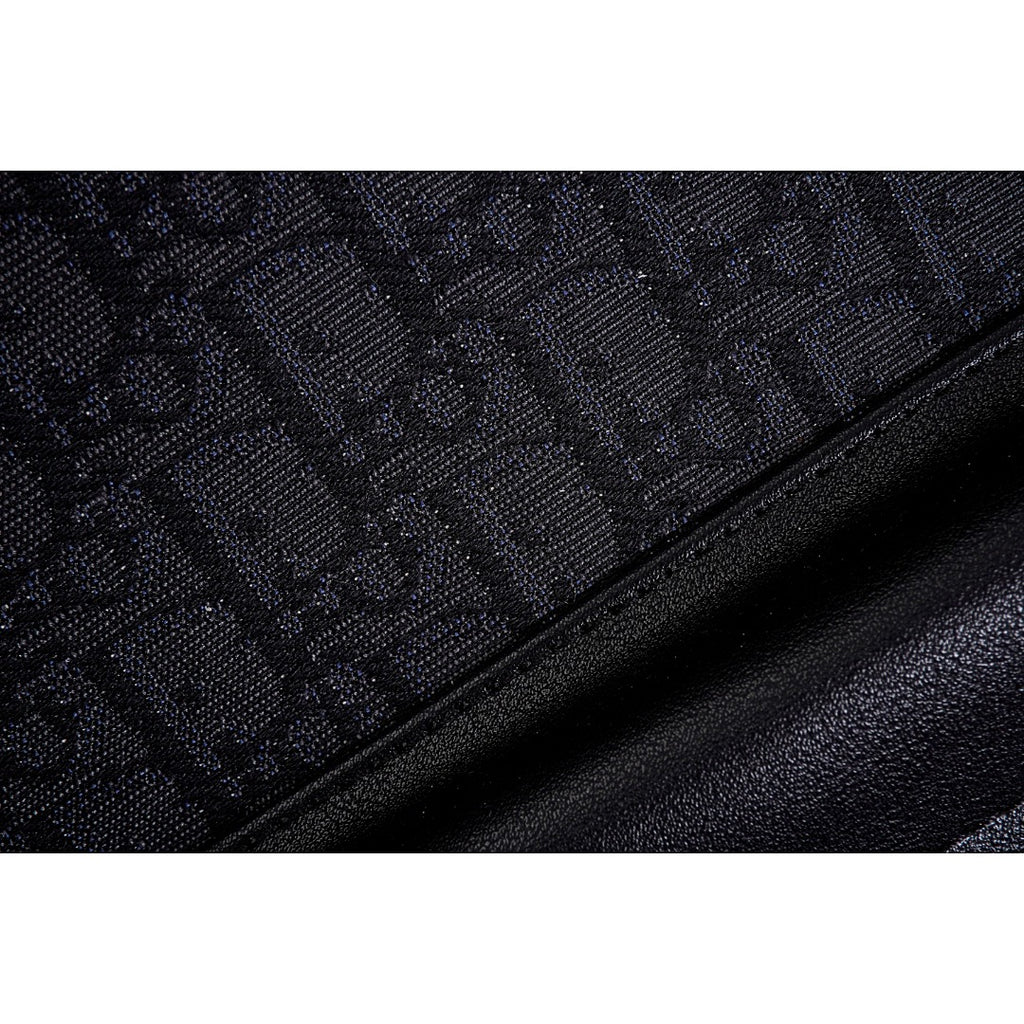 Dior/迪奧CD Oblique 雙肩包Size：30cm x 42cm x 15cm 官網在售，黑色Oblique印花，正面飾以橡膠「DIOR」標誌內部飾以「DIOR」壓花標誌，雙向拉鍊開合，可調節的襯墊尼龍肩帶，頂部皮革手柄，背部採用絎縫網眼織物加固，正面拉鍊口袋，內含防塵袋款式編號：A-56056056032