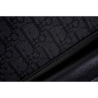 Dior/迪奧CD Oblique 雙肩包Size：30cm x 42cm x 15cm 官網在售，黑色Oblique印花，正面飾以橡膠「DIOR」標誌內部飾以「DIOR」壓花標誌，雙向拉鍊開合，可調節的襯墊尼龍肩帶，頂部皮革手柄，背部採用絎縫網眼織物加固，正面拉鍊口袋，內含防塵袋款式編號：A-56056056032
