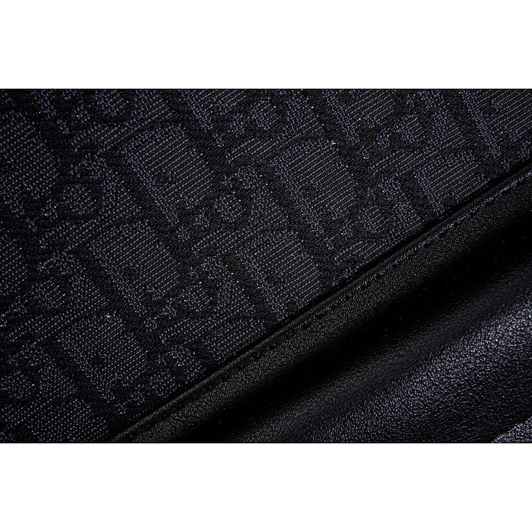 Dior/迪奧CD Oblique 雙肩包Size：30cm x 42cm x 15cm 官網在售，黑色Oblique印花，正面飾以橡膠「DIOR」標誌內部飾以「DIOR」壓花標誌，雙向拉鍊開合，可調節的襯墊尼龍肩帶，頂部皮革手柄，背部採用絎縫網眼織物加固，正面拉鍊口袋，內含防塵袋款式編號：A-56056056032