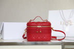 🆕2020秋冬新品➰ DIOR TRAVEL 原廠ZP藤格紋採用柔軟的紅色羊皮革精心製作，搭配藤格紋緝麵線，飾似Christian Dior 壓花標誌。這款手袋是一款理想的日常良伴，搭配手柄和可拆卸肩帶，可手提，肩背或斜挎！ 紅色羊皮革藤格紋緝麵線拉鍊開合頂部手柄1個寬大的隔層2個貼袋1個內部拉鍊口袋可肩背或斜挎尺寸：18.5 x 13 x 10.5cm#16060