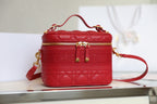 🆕2020秋冬新品➰ DIOR TRAVEL 原廠ZP藤格紋採用柔軟的紅色羊皮革精心製作，搭配藤格紋緝麵線，飾似Christian Dior 壓花標誌。這款手袋是一款理想的日常良伴，搭配手柄和可拆卸肩帶，可手提，肩背或斜挎！ 紅色羊皮革藤格紋緝麵線拉鍊開合頂部手柄1個寬大的隔層2個貼袋1個內部拉鍊口袋可肩背或斜挎尺寸：18.5 x 13 x 10.5cm#16060