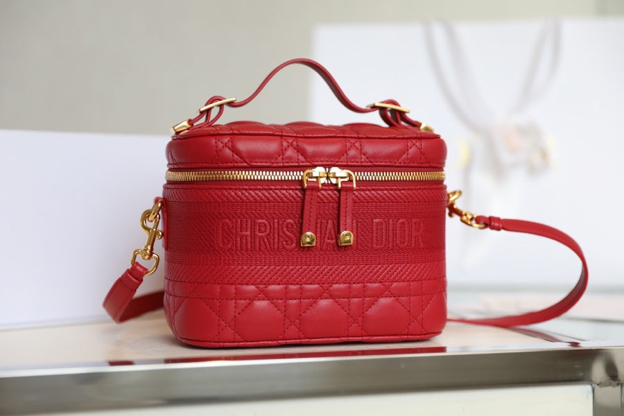 🆕2020秋冬新品➰ DIOR TRAVEL 原廠ZP藤格紋採用柔軟的紅色羊皮革精心製作，搭配藤格紋緝麵線，飾似Christian Dior 壓花標誌。這款手袋是一款理想的日常良伴，搭配手柄和可拆卸肩帶，可手提，肩背或斜挎！ 紅色羊皮革藤格紋緝麵線拉鍊開合頂部手柄1個寬大的隔層2個貼袋1個內部拉鍊口袋可肩背或斜挎尺寸：18.5 x 13 x 10.5cm#16060