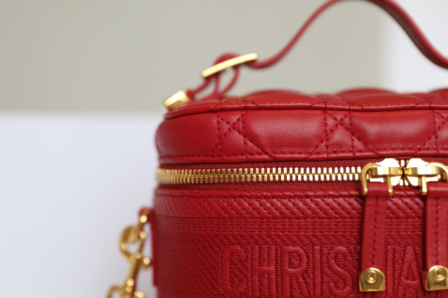 🆕2020秋冬新品➰ DIOR TRAVEL 原廠ZP藤格紋採用柔軟的紅色羊皮革精心製作，搭配藤格紋緝麵線，飾似Christian Dior 壓花標誌。這款手袋是一款理想的日常良伴，搭配手柄和可拆卸肩帶，可手提，肩背或斜挎！ 紅色羊皮革藤格紋緝麵線拉鍊開合頂部手柄1個寬大的隔層2個貼袋1個內部拉鍊口袋可肩背或斜挎尺寸：18.5 x 13 x 10.5cm#16060