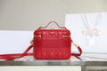 🆕2020秋冬新品➰ DIOR TRAVEL 原廠ZP藤格紋採用柔軟的紅色羊皮革精心製作，搭配藤格紋緝麵線，飾似Christian Dior 壓花標誌。這款手袋是一款理想的日常良伴，搭配手柄和可拆卸肩帶，可手提，肩背或斜挎！ 紅色羊皮革藤格紋緝麵線拉鍊開合頂部手柄1個寬大的隔層2個貼袋1個內部拉鍊口袋可肩背或斜挎尺寸：18.5 x 13 x 10.5cm#16060