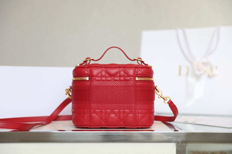 🆕2020秋冬新品➰ DIOR TRAVEL 原廠ZP藤格紋採用柔軟的紅色羊皮革精心製作，搭配藤格紋緝麵線，飾似Christian Dior 壓花標誌。這款手袋是一款理想的日常良伴，搭配手柄和可拆卸肩帶，可手提，肩背或斜挎！ 紅色羊皮革藤格紋緝麵線拉鍊開合頂部手柄1個寬大的隔層2個貼袋1個內部拉鍊口袋可肩背或斜挎尺寸：18.5 x 13 x 10.5cm#16060