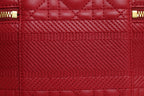 🆕2020秋冬新品➰ DIOR TRAVEL 原廠ZP藤格紋採用柔軟的紅色羊皮革精心製作，搭配藤格紋緝麵線，飾似Christian Dior 壓花標誌。這款手袋是一款理想的日常良伴，搭配手柄和可拆卸肩帶，可手提，肩背或斜挎！ 紅色羊皮革藤格紋緝麵線拉鍊開合頂部手柄1個寬大的隔層2個貼袋1個內部拉鍊口袋可肩背或斜挎尺寸：18.5 x 13 x 10.5cm#16060