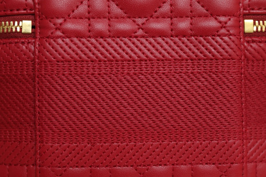 🆕2020秋冬新品➰ DIOR TRAVEL 原廠ZP藤格紋採用柔軟的紅色羊皮革精心製作，搭配藤格紋緝麵線，飾似Christian Dior 壓花標誌。這款手袋是一款理想的日常良伴，搭配手柄和可拆卸肩帶，可手提，肩背或斜挎！ 紅色羊皮革藤格紋緝麵線拉鍊開合頂部手柄1個寬大的隔層2個貼袋1個內部拉鍊口袋可肩背或斜挎尺寸：18.5 x 13 x 10.5cm#16060