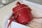 🆕2020秋冬新品➰ DIOR TRAVEL 原廠ZP藤格紋採用柔軟的紅色羊皮革精心製作，搭配藤格紋緝麵線，飾似Christian Dior 壓花標誌。這款手袋是一款理想的日常良伴，搭配手柄和可拆卸肩帶，可手提，肩背或斜挎！ 紅色羊皮革藤格紋緝麵線拉鍊開合頂部手柄1個寬大的隔層2個貼袋1個內部拉鍊口袋可肩背或斜挎尺寸：18.5 x 13 x 10.5cm#16060